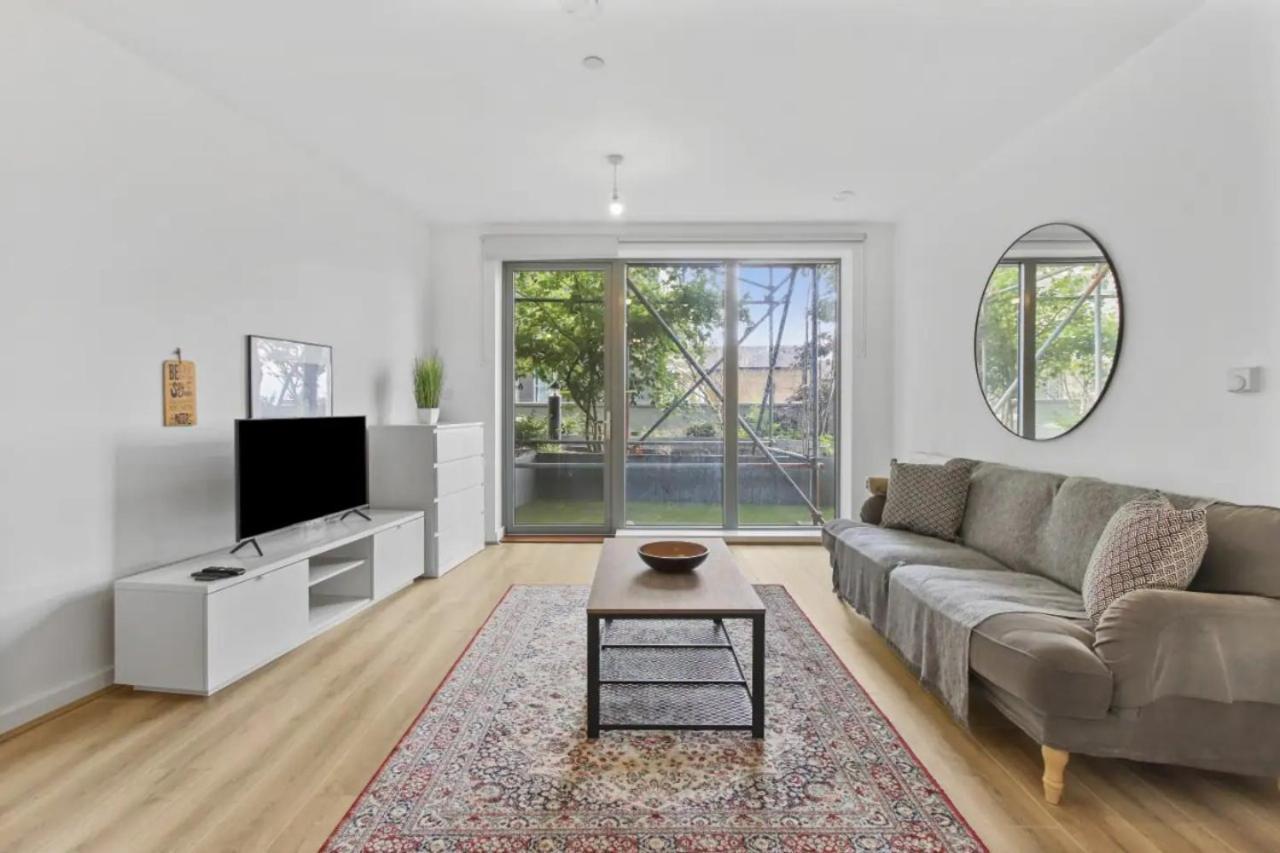 Centrally Located - Modern - 2bed - 2bath * London